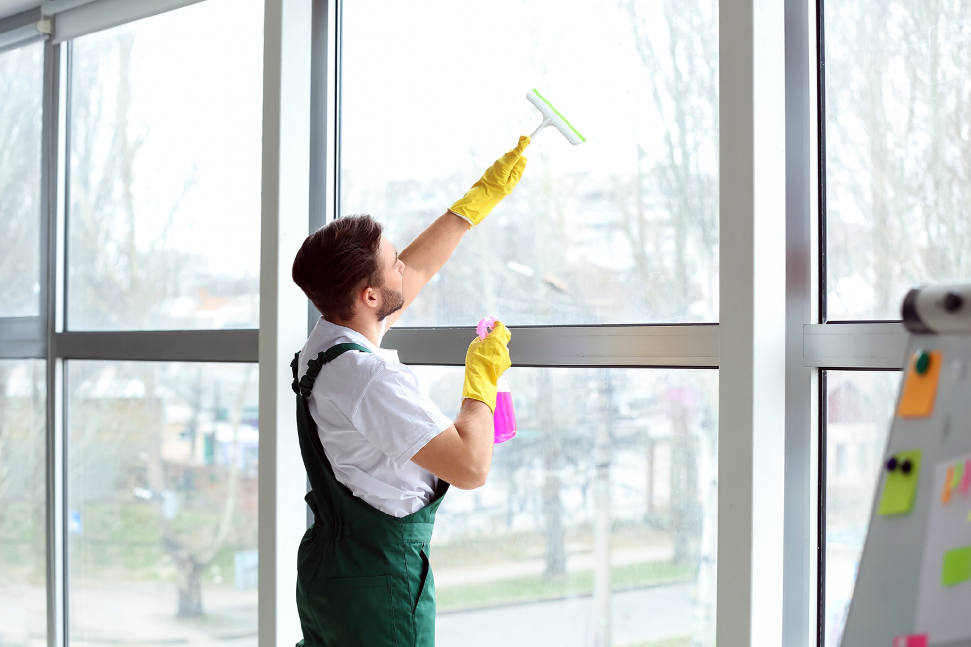 fassadenreinigung mann putzt fenster